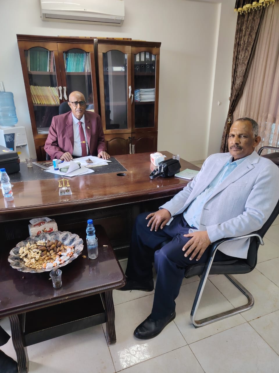 بحث نائب رئيس السلطة القضائية، مولانا منير محمد الحسن بابكر، مع رئيس لجنة الأمل للعودة الطوعية، الباشمهندس محمد وداعة، عدداً من القضايا المتعلقة بترتيبات العودة الطوعية للمواطنين، والأوضاع الأمنية الراهنة، في إطار الجهود الرامية لتعزيز الاستقرار وتسهيل عودة النازحين. وخلال اللقاء، الذي تناول تقييم الوضع