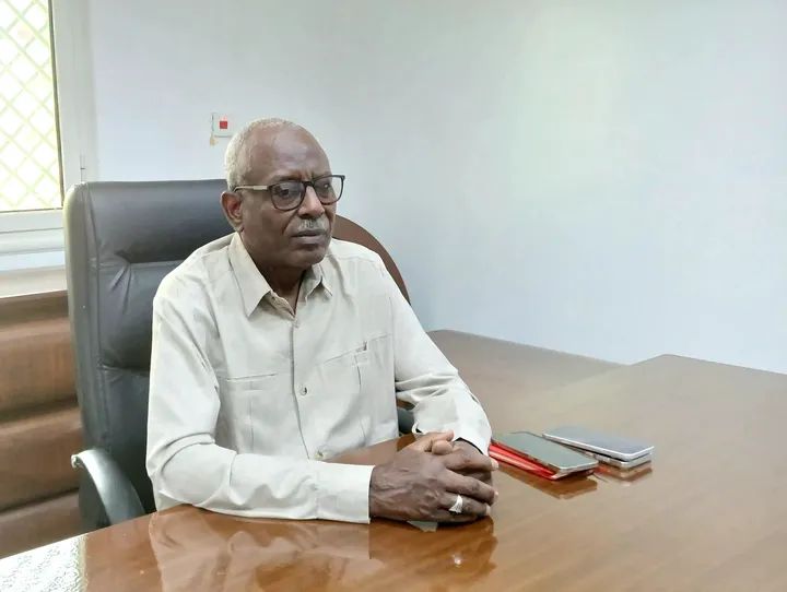 كشف وزير النقل والبنية التحتية السوداني، سيف النصر التجاني هارون، عن تفاصيل جديدة تُنشر للمرة الأولى بشأن ملف إعادة تأهيل كبريي شمبات والحلفايا، معلنًا تراجع الحكومة عن ترتيبات سابقة كانت قد اعتمدت على التعاقد المباشر مع شركتين سودانيتين، بعد أن تبين عدم قدرتهما على تنفيذ المشروعين.